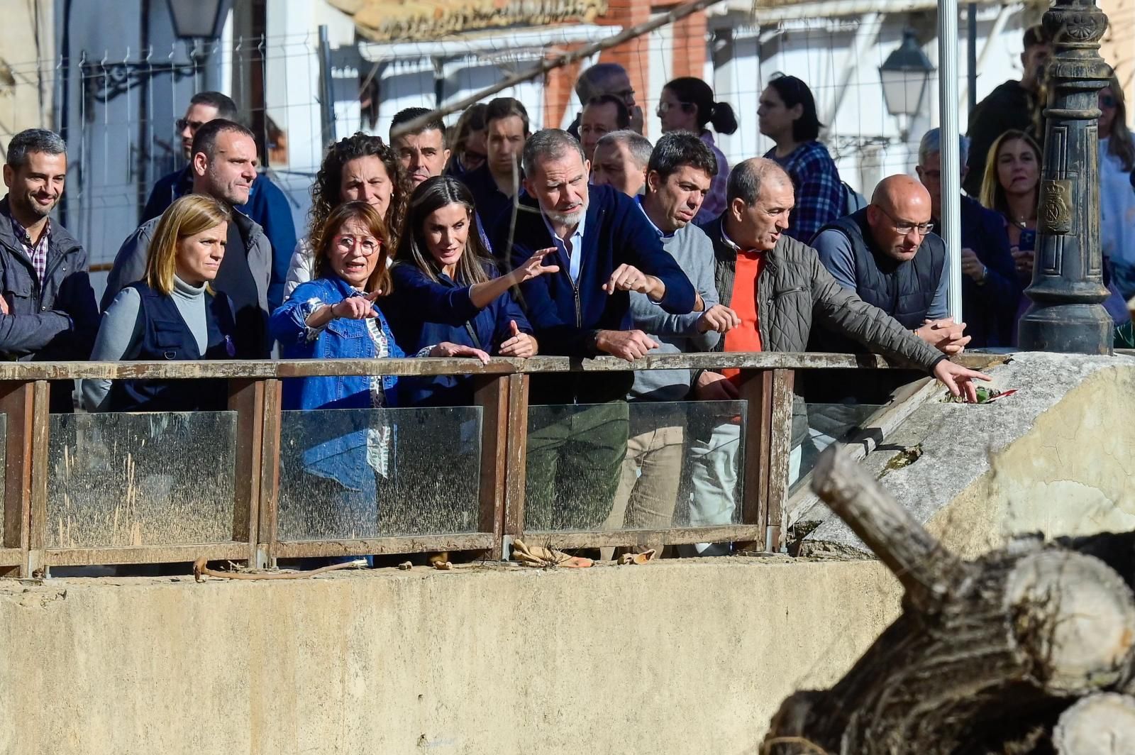 Los Reyes, Mazón, Amparo Fort y Ángel Victor Torres observan las consecuencias de la DANA en la localidad e Chiva