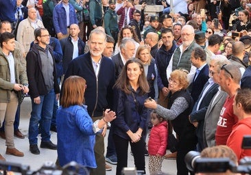 Vivas y aplausos a los Reyes en Chiva: «Ellos no tienen la culpa de nada y su visita nos da fuerzas»