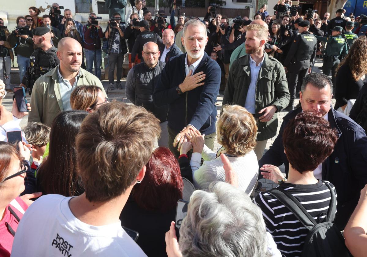 El Rey Felipe VI saluda a los vecinos durante la visita a la localidad de Chiva