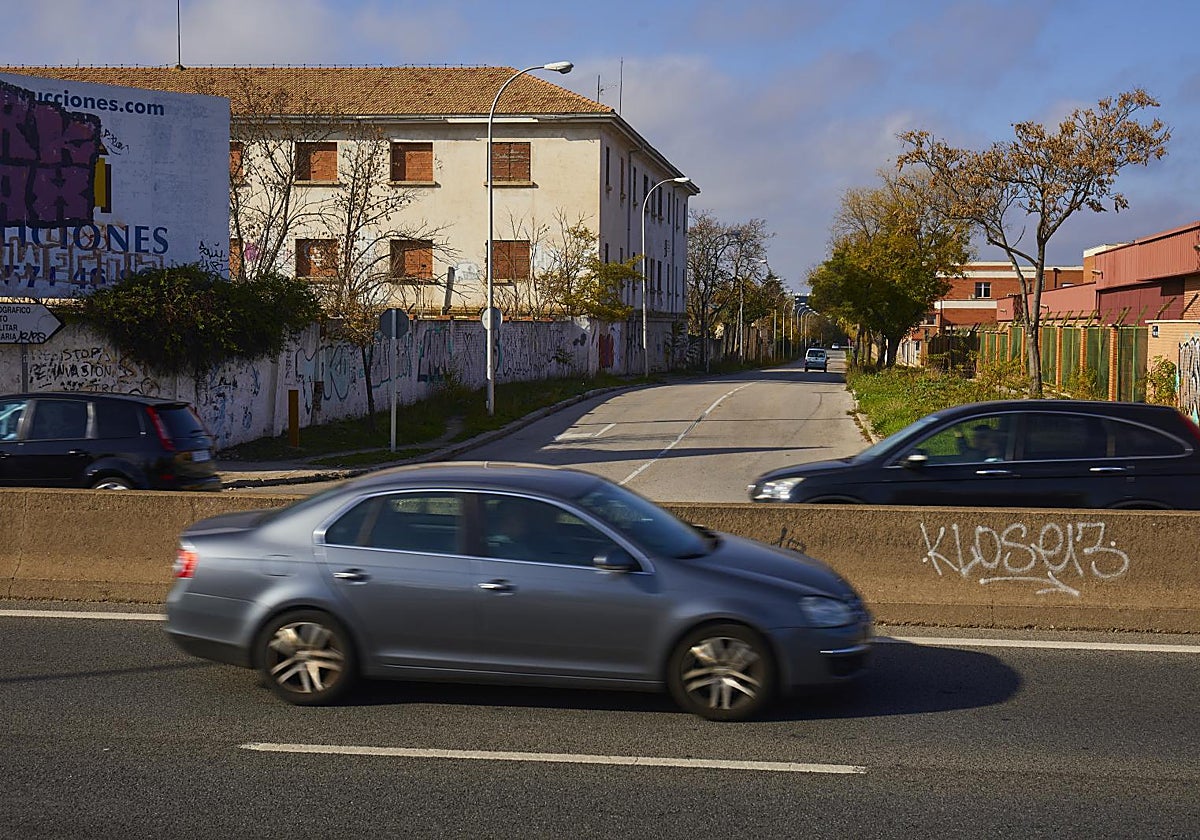 Antiguos cuarteles militares a ambos lados de la autovía A-5 a la espera de ser demolidos en la Operación Campamento