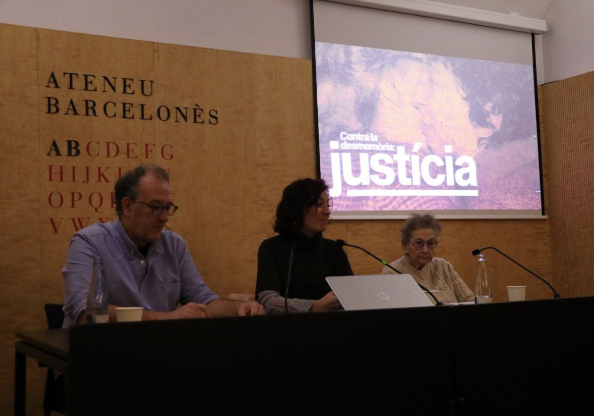 Blanca Serra (derecha), durante la rueda de prensa para anunciar la denuncia por torturas ante la Fiscalía