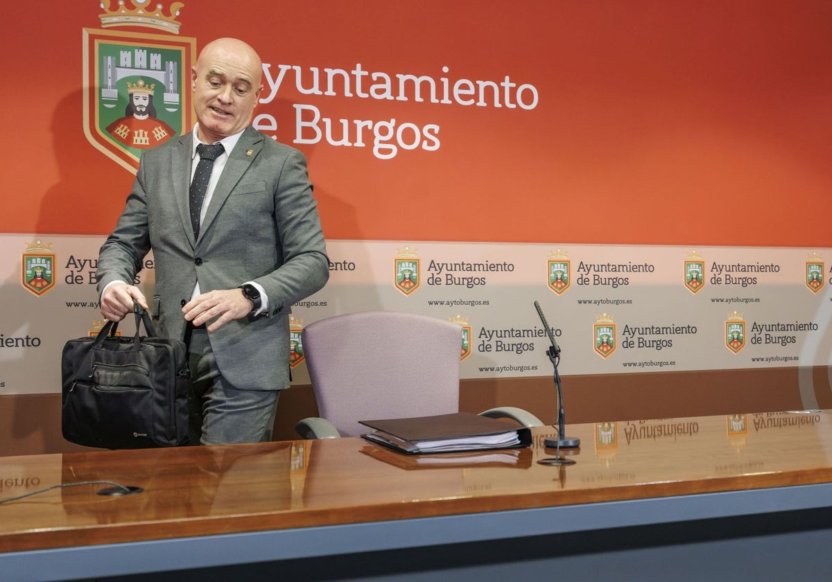 l concejal de Hacienda del Ayuntamiento de Burgos, Ángel Manzanedo, comparece ante los medios tras la comisión informativa de Hacienda, Contratación y Patrimonio