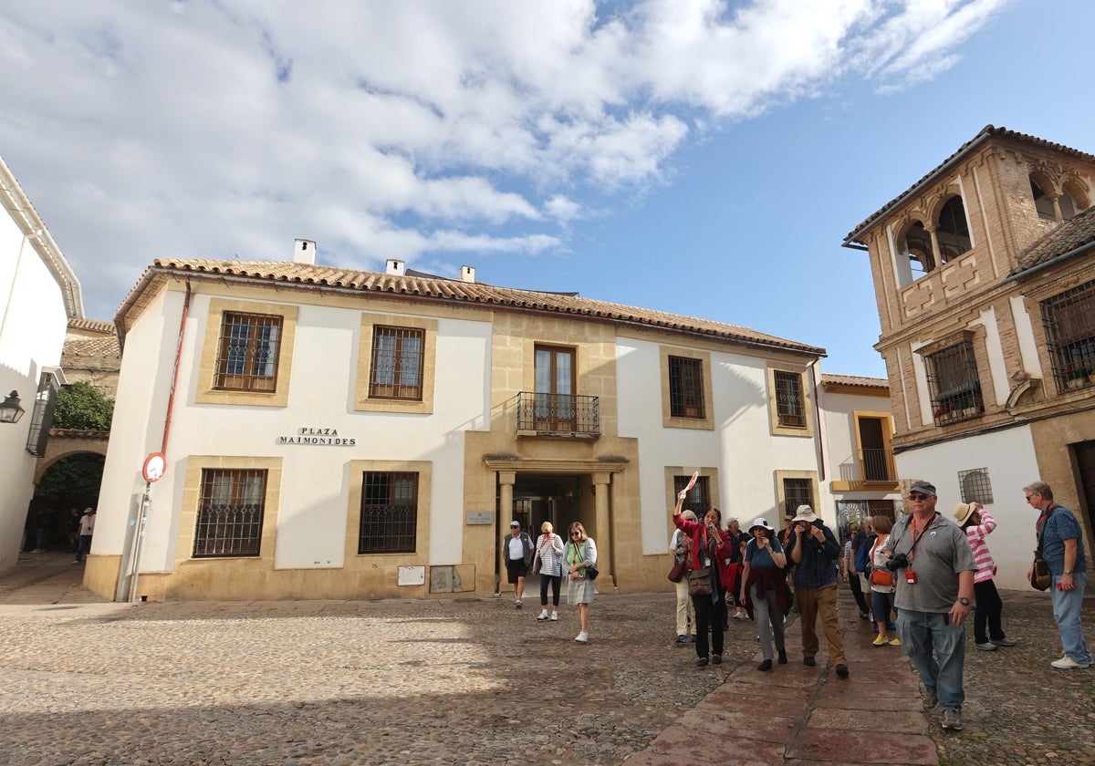 Edificio en el que Hoteles Amistad planea apartamentos turísticos en la plaza Maimónides