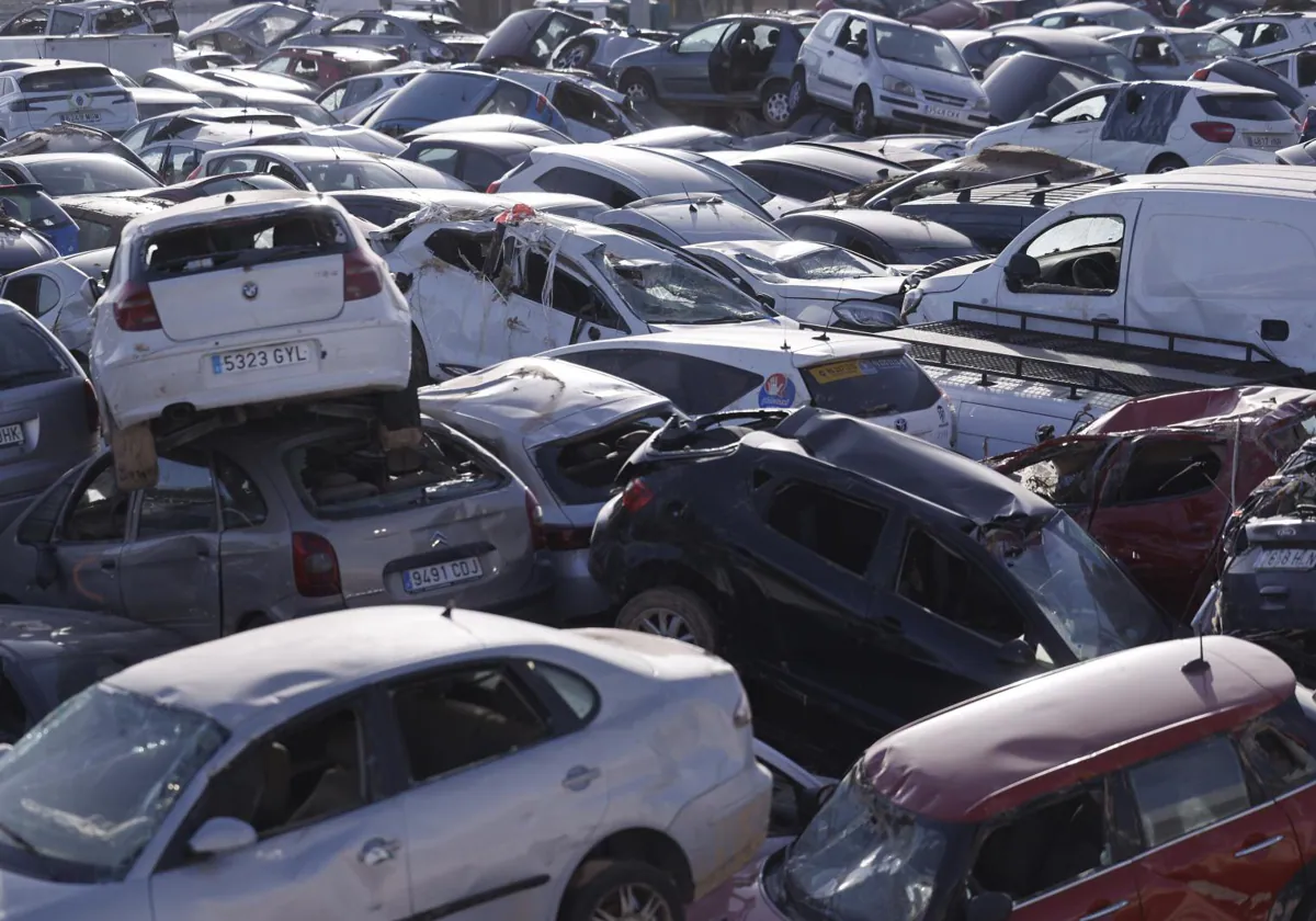 Coches apilados en la localidad valenciana de Benetúser