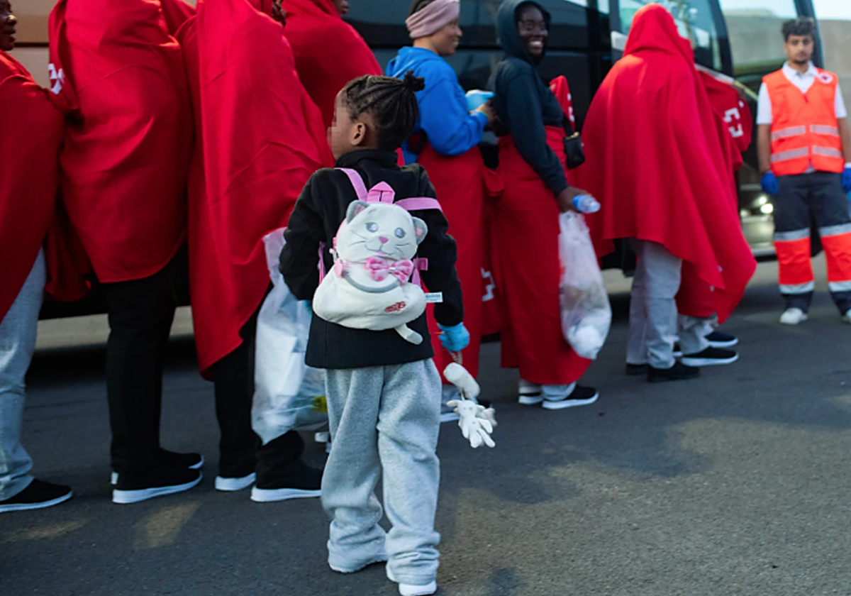 Una niña subsahariana rescatada de una neumática es trasladada desde al muelle de Gran Tarajal, en Fuerteventura