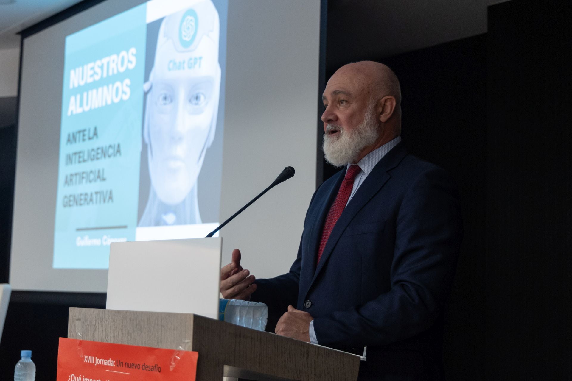 El profesor y escritor Guillermo Cánovas, en la jornada de la Fundación Schola