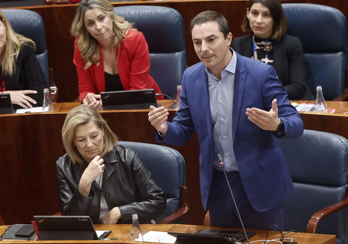 Juan Lobato, con Marta Bernardo a su lado, en el Pleno de la Asamblea de Madrid