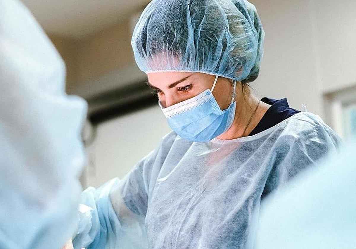 Una cirujana en plena intervención