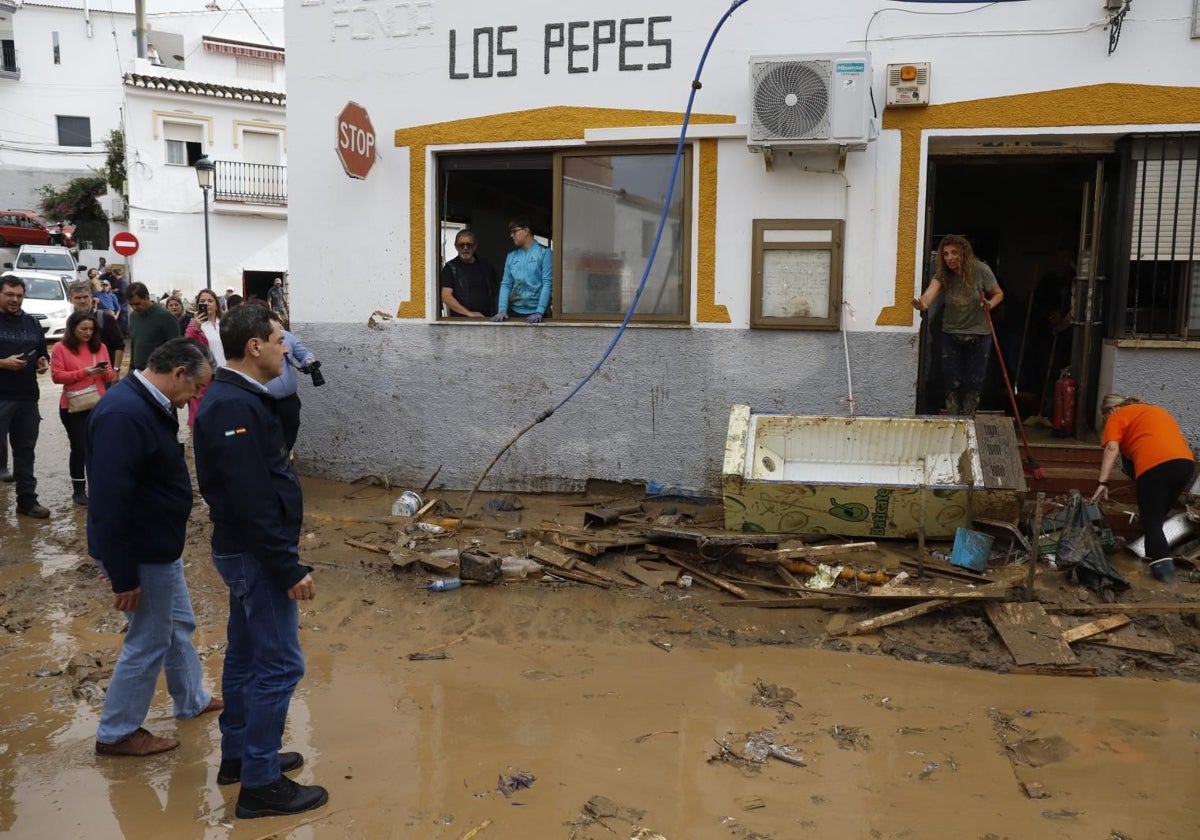 Juanma Moreno y Antonio Sanz en uno de los municipios afectados por la DANA