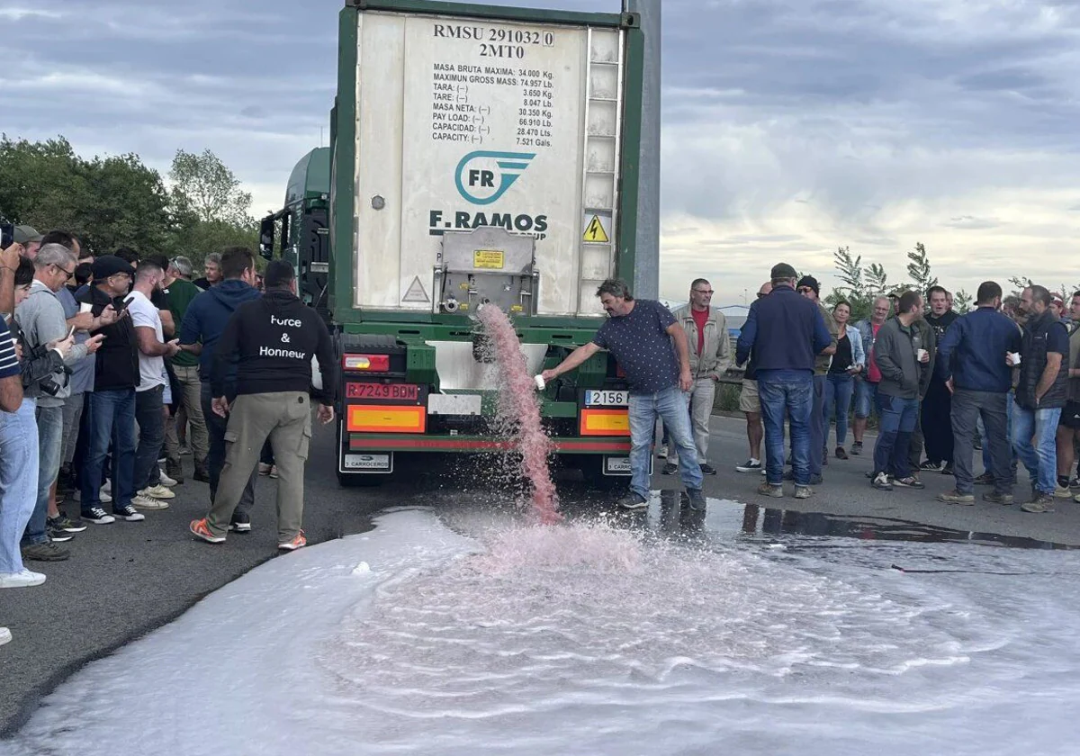 Los agricultores franceses han derramado vino de dos camiones cisterna de camioneros españoles