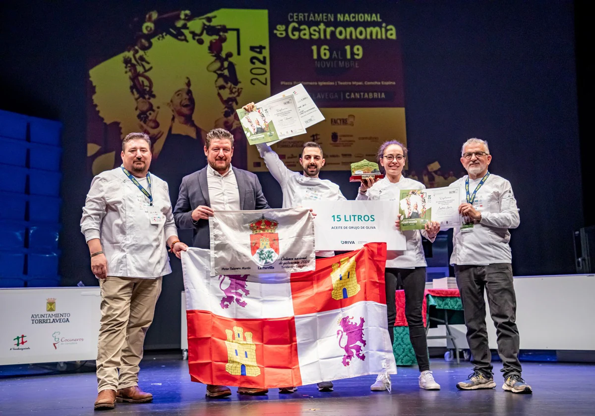 Víctor Talavera, del restaurante vallisoletano Talavera junto con su ayudante de cocina Andrea San José y capitaneados por César Boal, presidente de Maestres