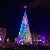 Badalona enciende su árbol de Navidad de 42 metros: horario, dónde está y cómo ir a verlo