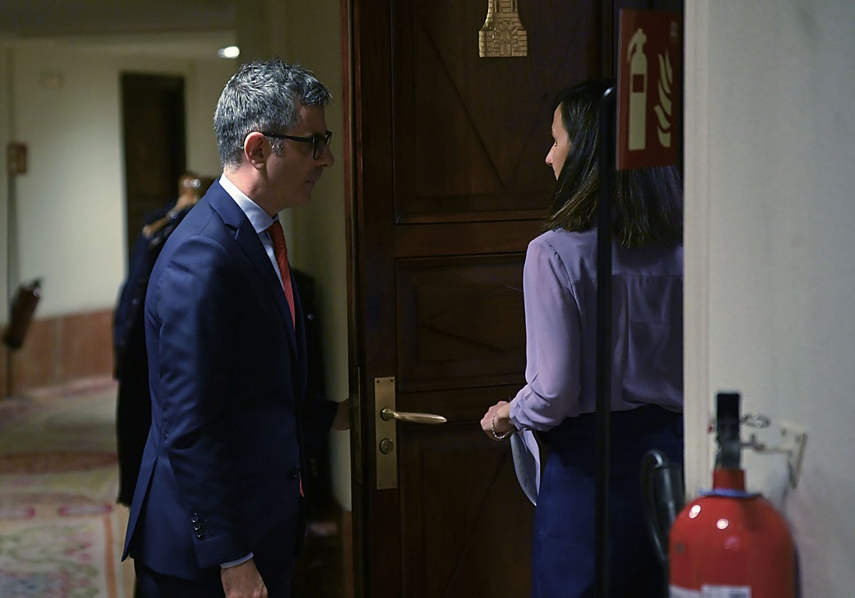 El ministro de Justicia, Presidencia y Relaciones con las Cortes, Félix Bolaños, conversa a la entrada del hemiciclo, este jueves, con la secretaria general de Podemos, Ione Belarra