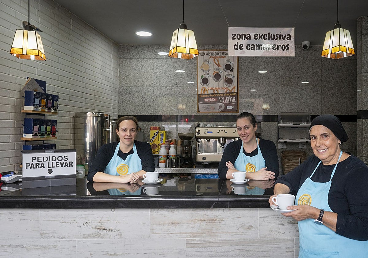 Mari Ángeles, con sus hijas, en la churrería Quinta Generación