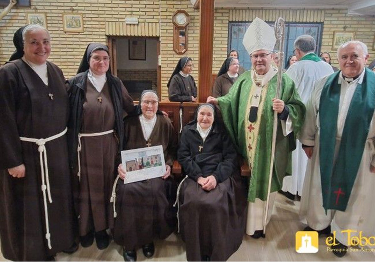 El arzobispo de Toledo, Francisco Cerro, y el vicario Luis Lucendo, junto a las cuatro religiosas el domingo 17 de noviembre