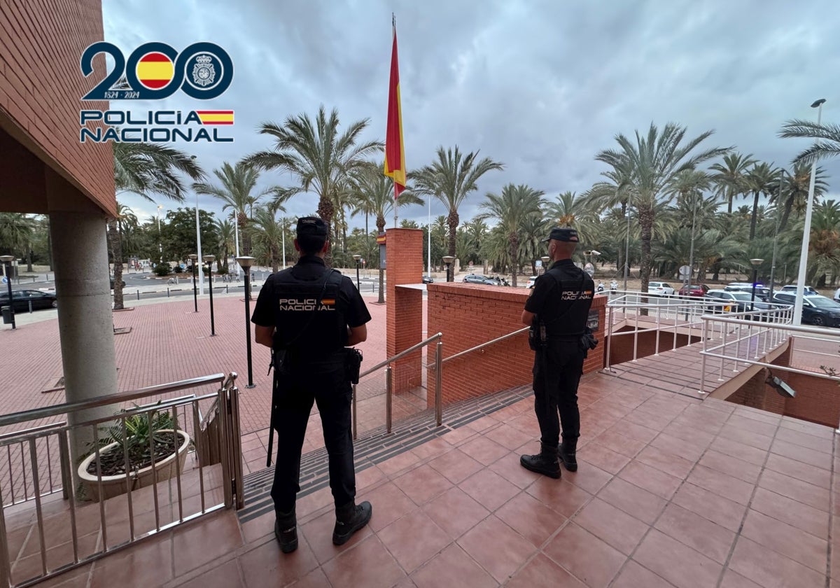 Imagen de archivo de agentes de la Policía Nacional en Elche