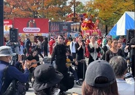 Paella, jamón y Cruzcampo: un japonés enseña la 'Feria de España' en Tokio