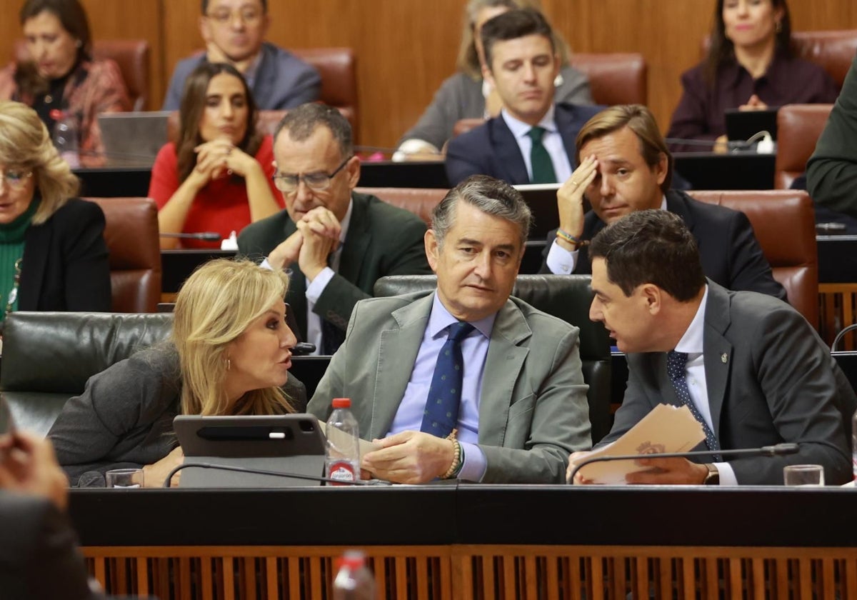 Juanma Moreno, Antonio Sanz y Carolina España, en el Parlamento andaluz