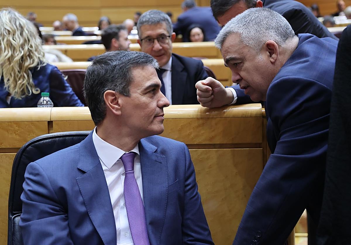 El presidente Pedro Sánchez y el número tres del PSOE, Santón Cerdán