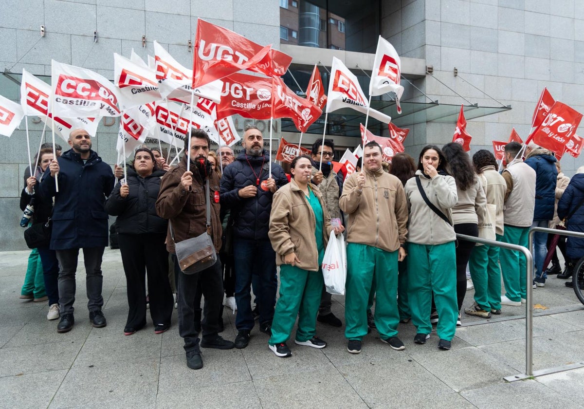 Los concentrados, a las puertas de la Consejería de Agricultura