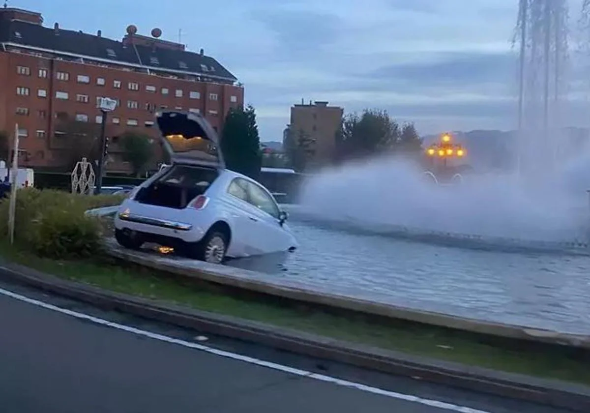 Empotra su coche en una fuente de Oviedo tras impactar con otro vehículo