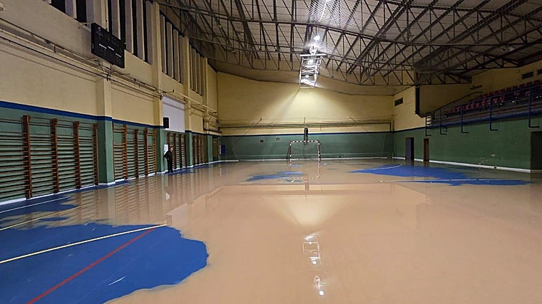 Pista de balonmano inundada en Algemesí