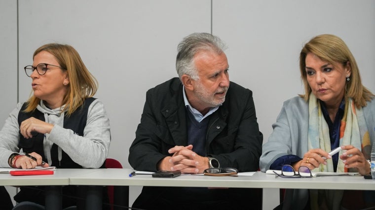 Imagen de la delegada del Gobierno, Pilar Bernabé, el ministro Ángel Víctor Torres y la vicepresidenta de la Generalitat, Susana Camarero, este jueves, en la reunión del Cecopi