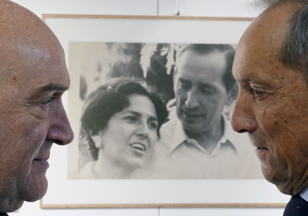 El alcalde de Valladolid, Jesús Julio Carnero, y Germán Delibes, hijo del escritor y presidente de la Fundación Delibes, junto a una de las fotografías que se pueden ver en la exposición