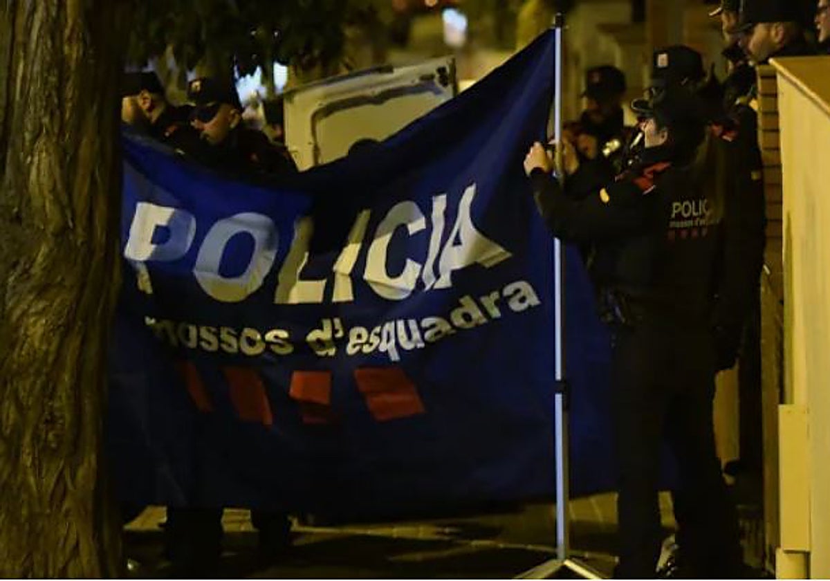 Levantamiento de los cadáveres del padre y los dos menores, el pasado 8 de enero en Horta (Barcelona)