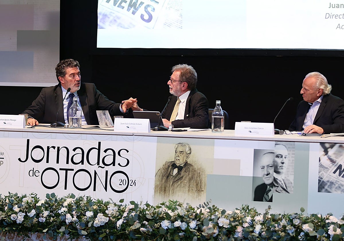 Julián Quirós, Juan Luis Cebrián y Álex Grijelmo, durante la sesión