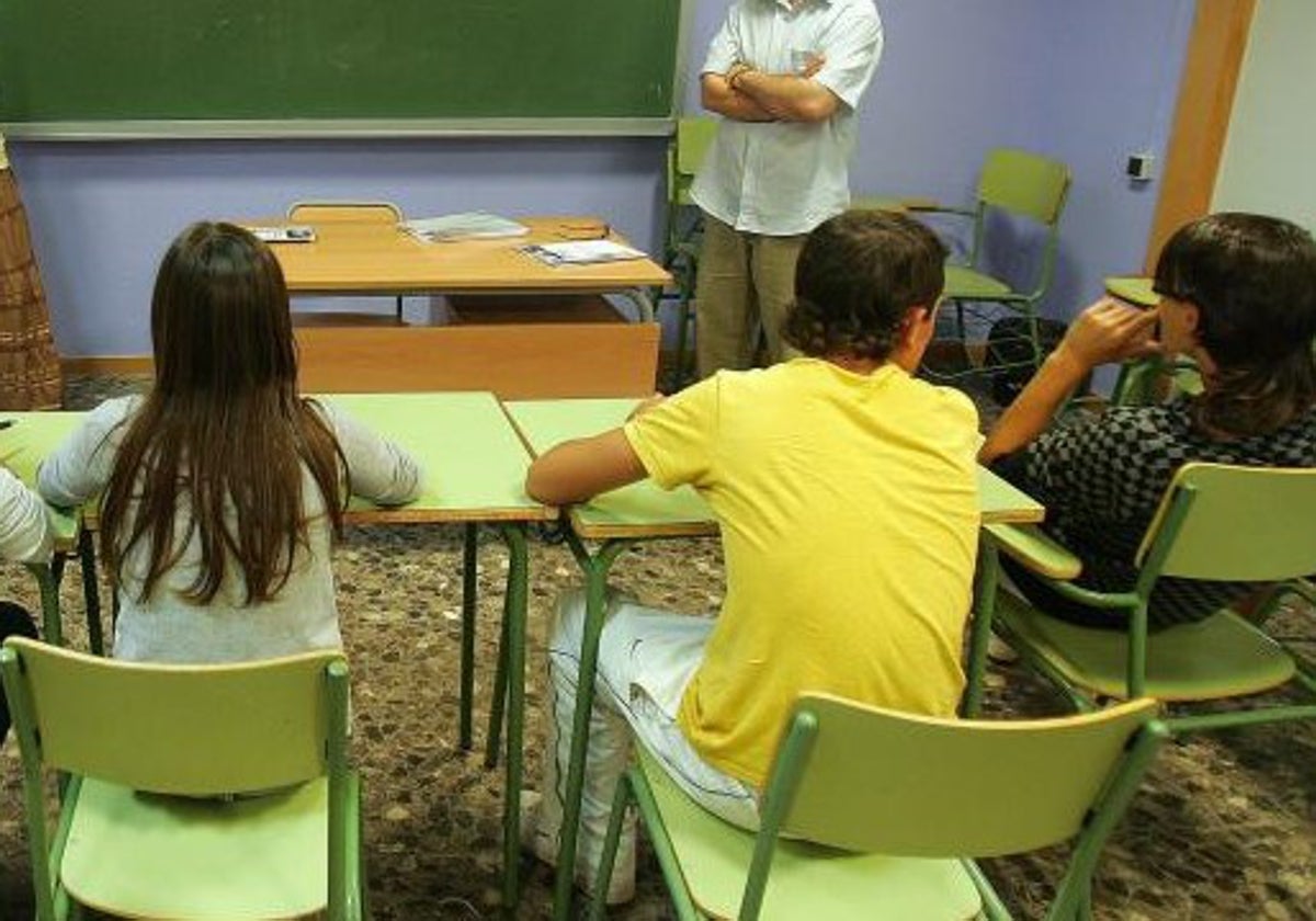 Imagen de archivo de un docente en una aula