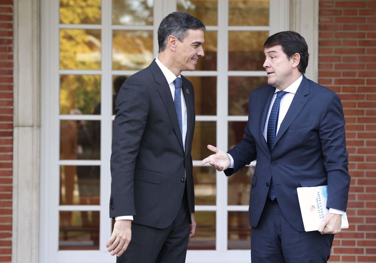 El presidente del Gobierno, Pedro Sánchez, y el de la Junta de Castilla y León, Alfonso Fernández Mañueco, a las puertas de La Moncloa