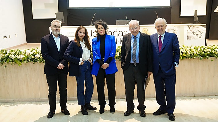Un momento del acto con todos los participantes