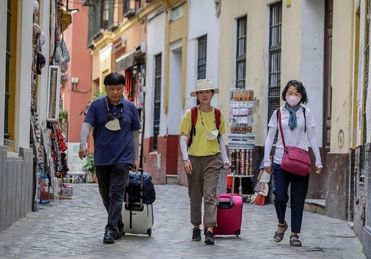 Turistas por el Casco Antiguo de Sevilla