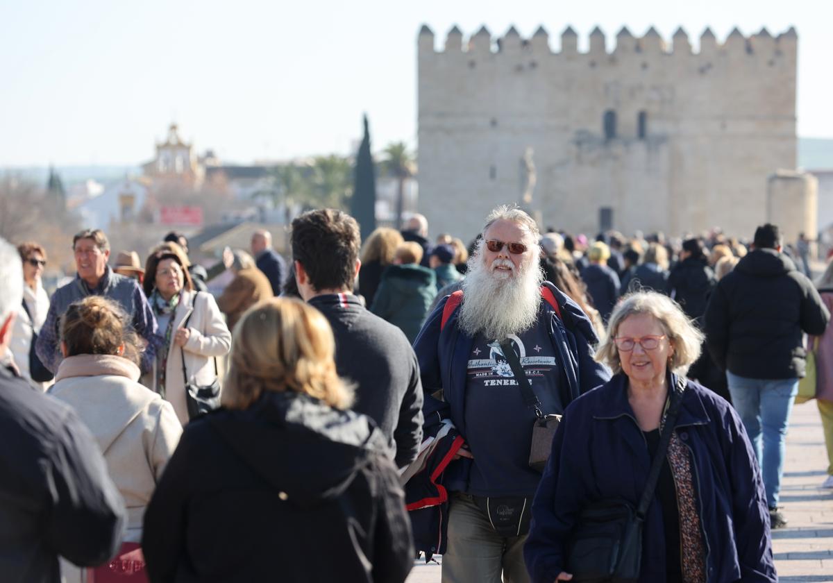 Turistas en el Puente Romano de Córdoba