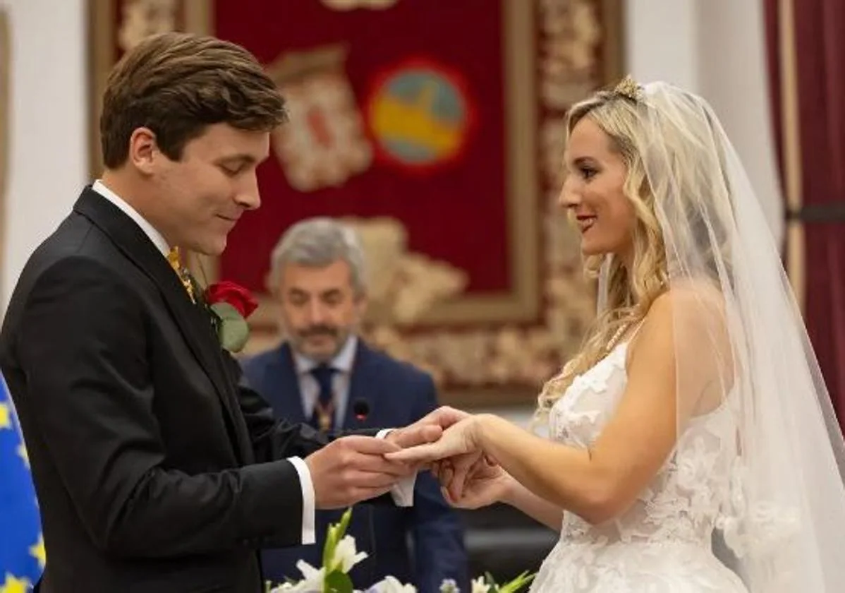 La pareja durante el enlace en el Alcázar de los Reyes Cristianos