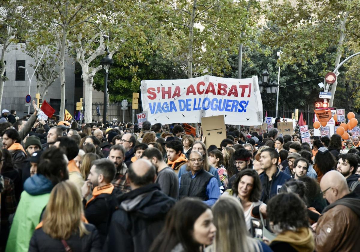 'Huelga de alquileres', se lee en una de las pancartas de la manifestación