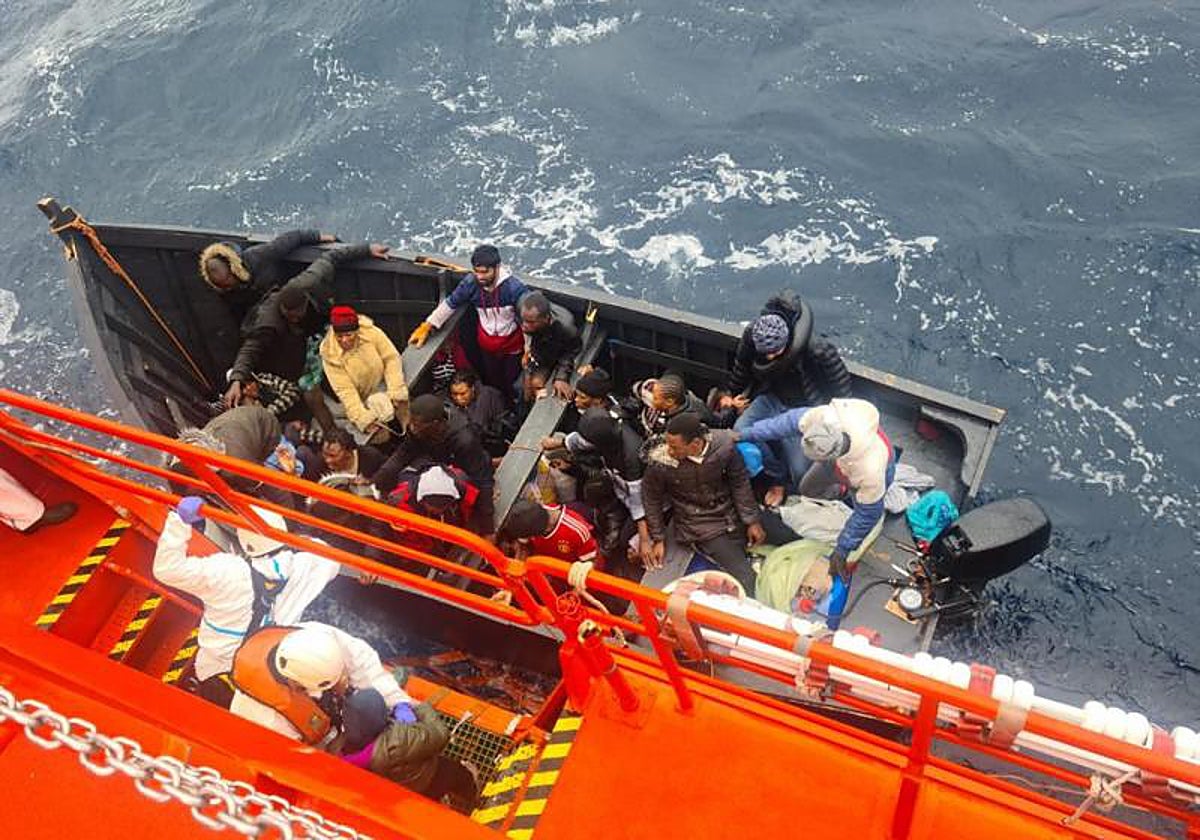 Equipos de rescate ayudan a una patera cerca