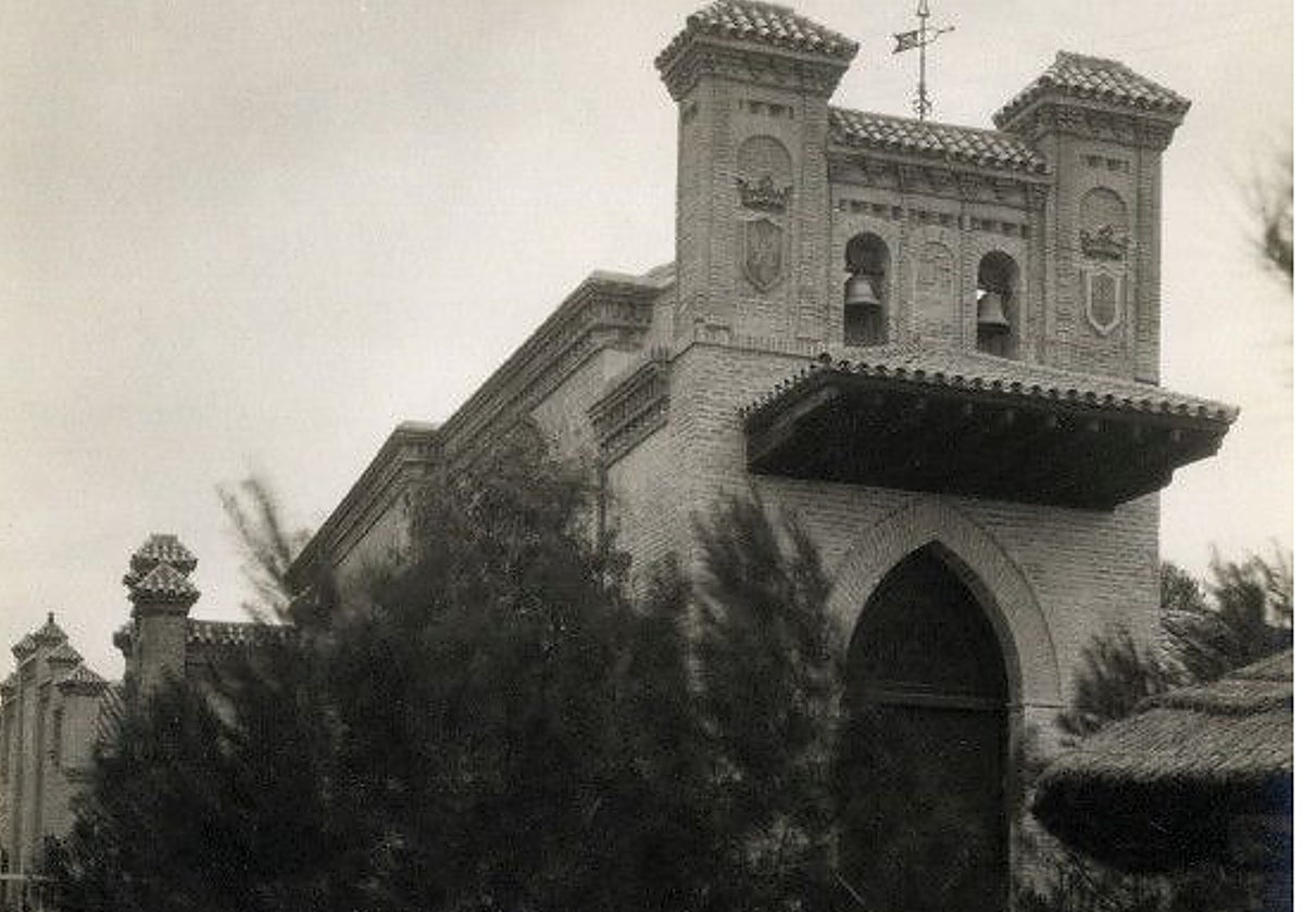 La Capilla aneja a la residencia de los duques de la Vega en su finca de Higares (Mocejón). El alzado reúne diversos ecos de la arquitectura castiza toledana: como muros de ladrillo y mampostería, arcos apuntados, de medio punto o un tejaroz sobra la puerta. Archivo Municipal de Toledo. Colección A. Parejal)
