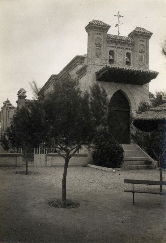 Capilla aneja a la residencia de los duques de la Vega en su finca de Higares (Mocejón). El alzado reúne diversos ecos de la arquitectura castiza toledana: como muros de ladrillo y mampostería, arcos apuntados, de medio punto o un tejaroz sobra la puerta. Archivo Municipal de Toledo. Colección A. Pareja