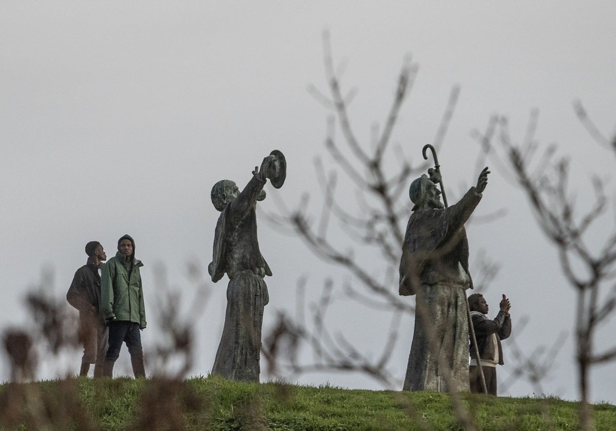 Algunos de los refugiados, en el Monte do Gozo