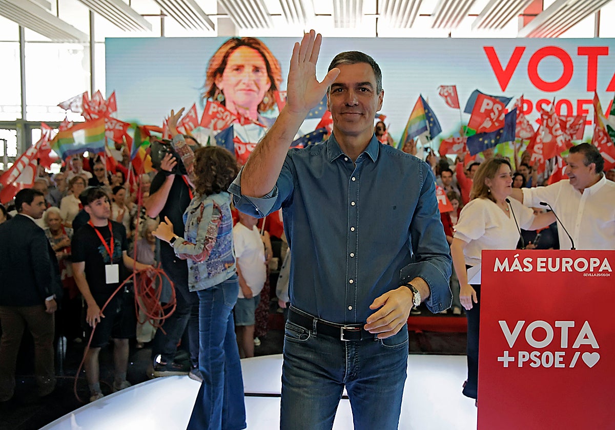 Pedro Sánchez saluda tras el mitin del pasado 25 de mayo en Sevilla previo a las elecciones europeas