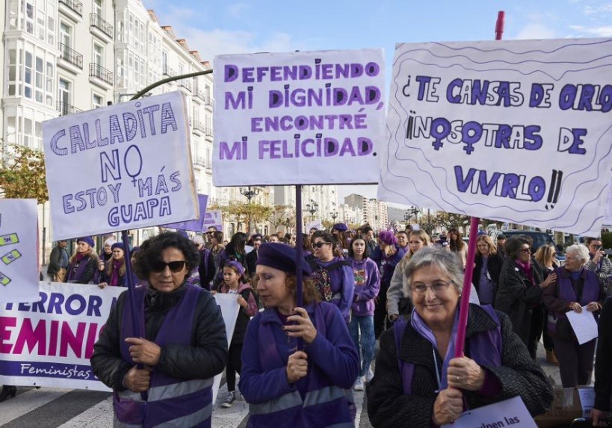 Imagen de archivo de varias personas sujetan carteles durante una manifestación contra las violencias machistas, a 25 de noviembre de 2023