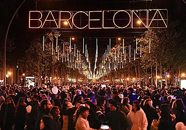 A qué hora encienden las luces de Navidad en Barcelona y dónde están las calles iluminadas y belenes