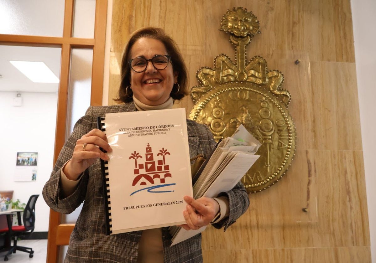 La teniente de alcalde de Hacienda, Blanca Torrent, sujeta el documento presupuestario de 2025