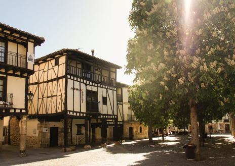 Imagen secundaria 1 - El pueblo de Burgos con arquitectura medieval que es considerado la &#039;cuna de Castilla&#039;: dónde está y cómo llegar