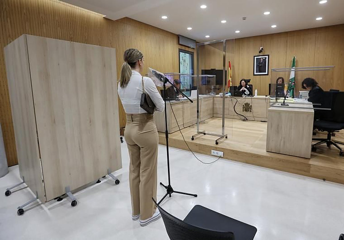 Una mujer joven declara ante un tribunal durante un juicio en Córdoba