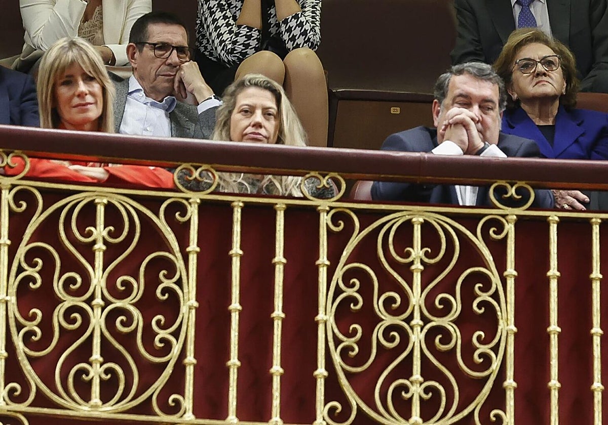 Cristina Álvarez, en el centro, junto a Begoña Gómez, en el Congreso