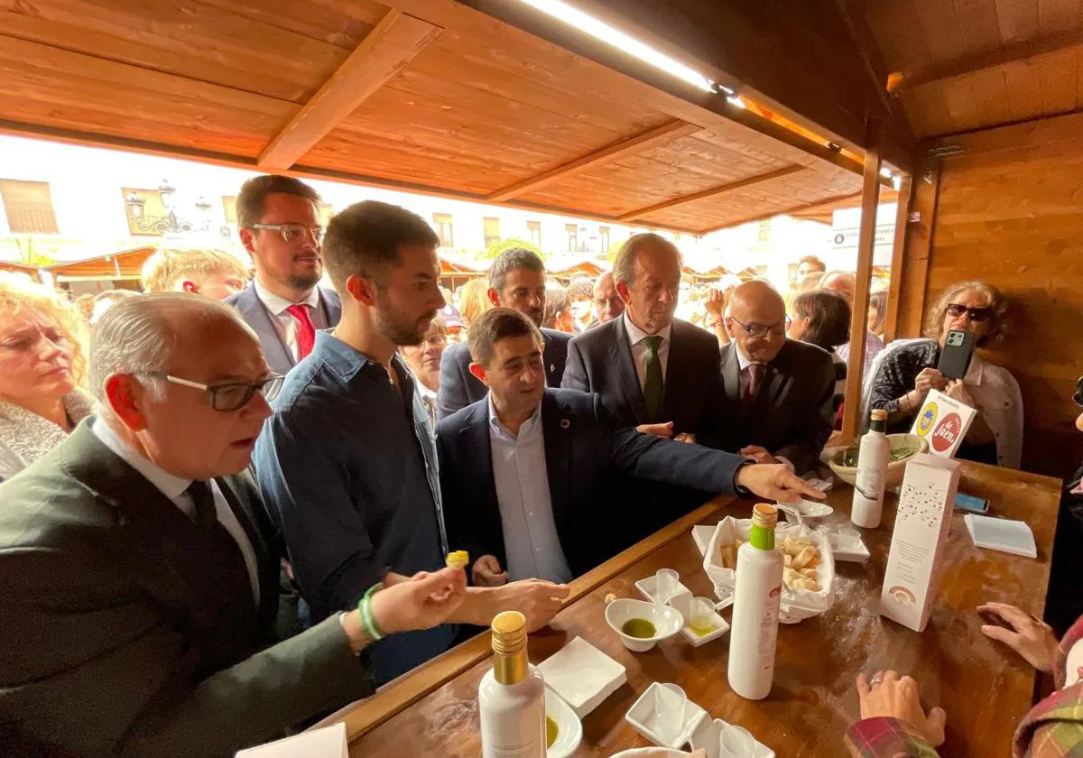 Broncano durante el recorrido por los expositores con el presidente Francisco Reyes