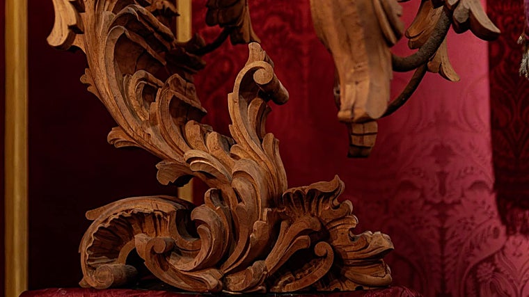 Base con motivos vegetales de uno de los cuatro nuevos candelabros tallados